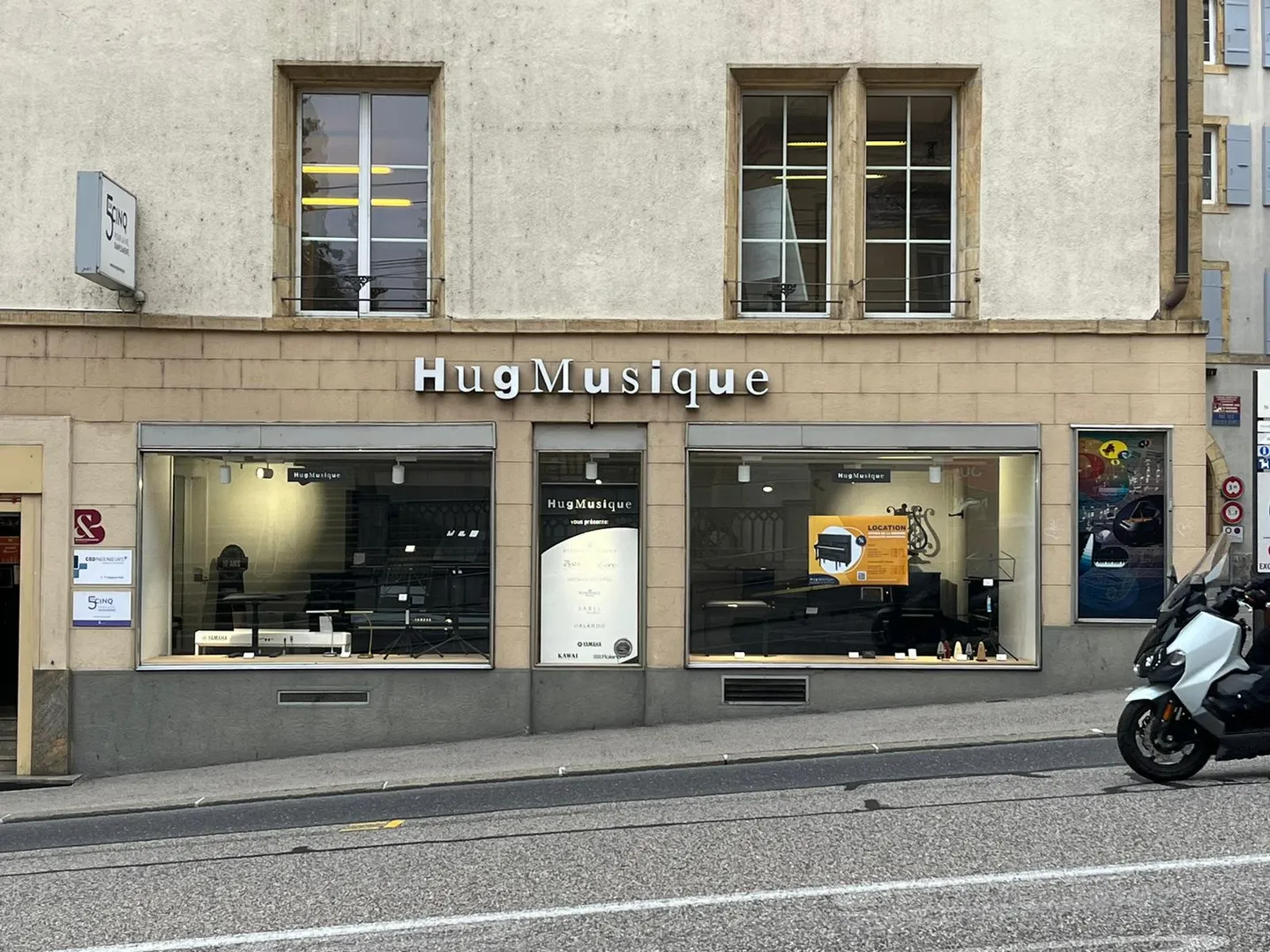 Spazio commerciale luminoso e ben posizionato a Neuchâtel? Eccellente visibilità - Foto 1 di 9