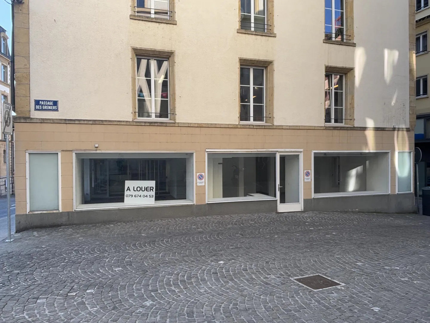 Spazio commerciale luminoso e ben posizionato a Neuchâtel? Eccellente visibilità - Foto 3 di 9