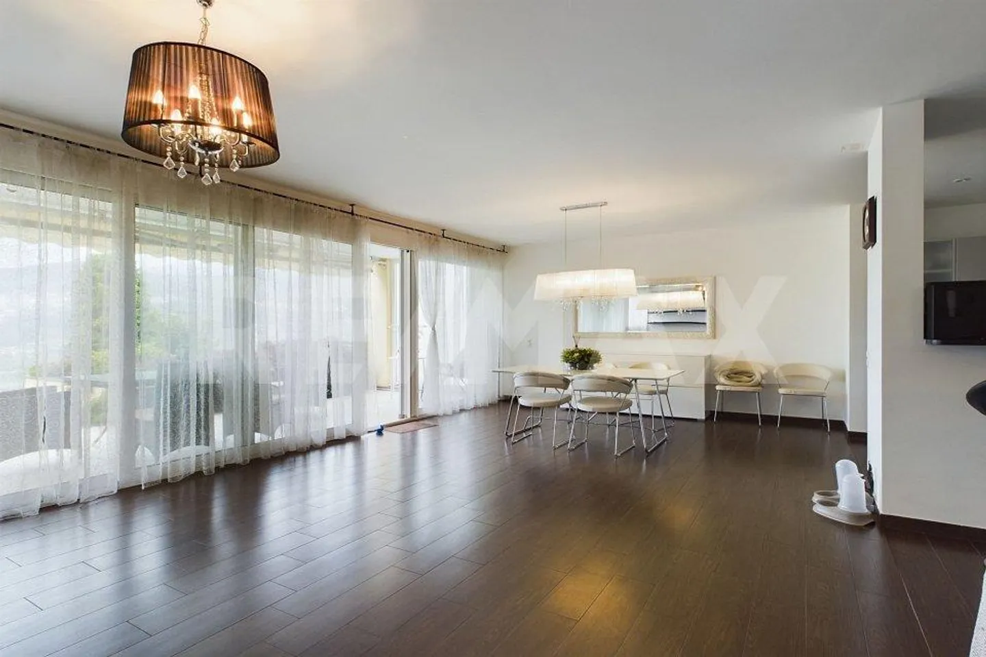 4-room apartment with dream view and private garden - Photo 3 of 13