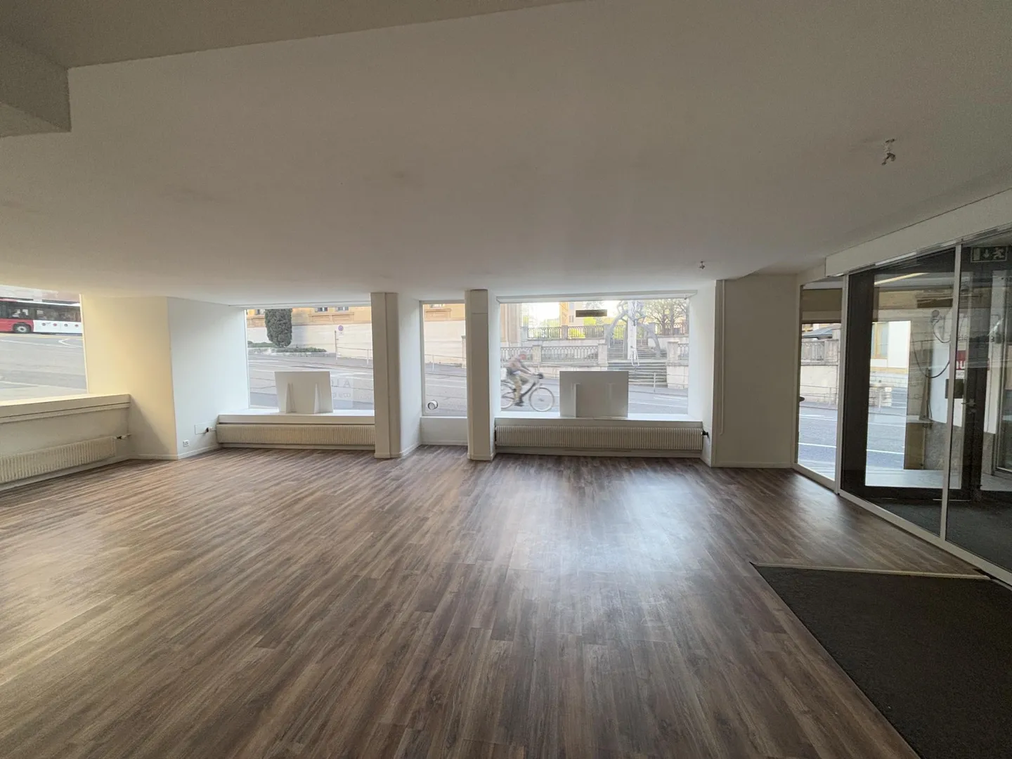 Spazio commerciale luminoso e ben posizionato a Neuchâtel? Eccellente visibilità - Foto 4 di 9