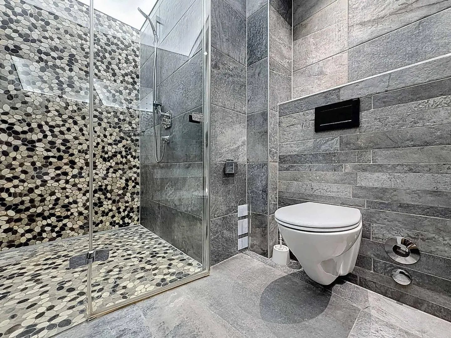 Duplex con 4,5 stanze, cantina, giardino e vista lago - Foto 8 di 12