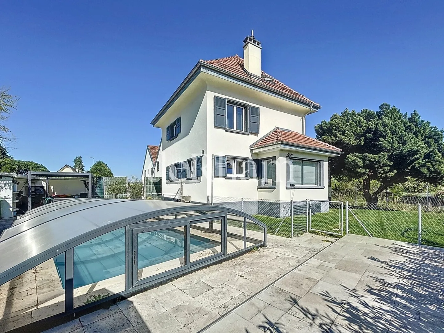 Magnificent villa of approx. 240m2 living space with private pool and garden! - Photo 1 of 12