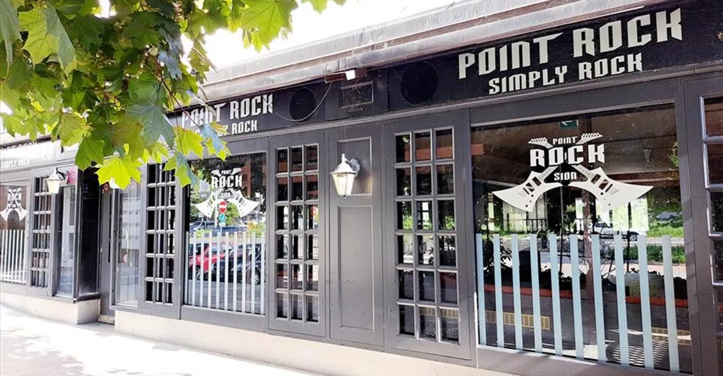 Mixed-use building for rent - Photo 1 of 9