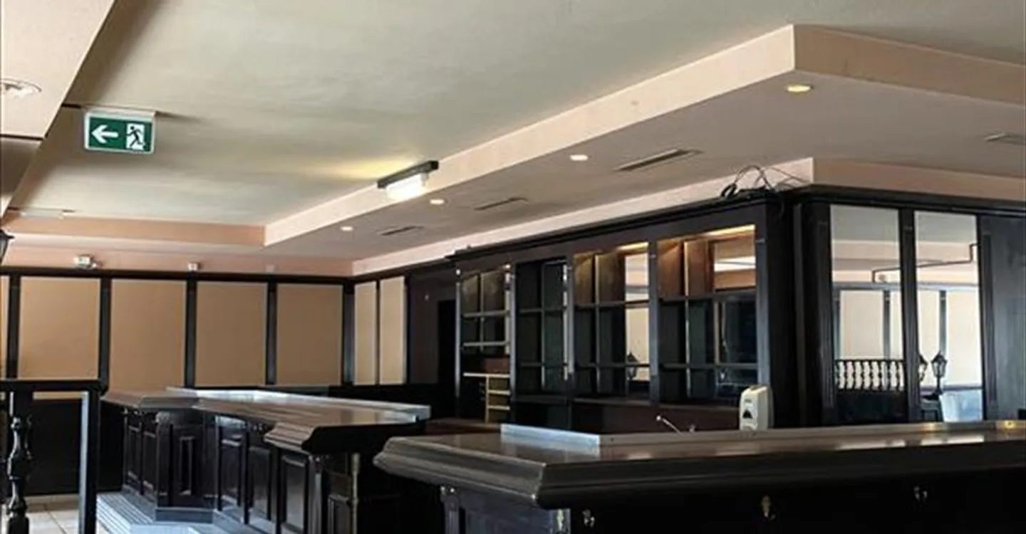 Mixed-use building for rent - Photo 2 of 9