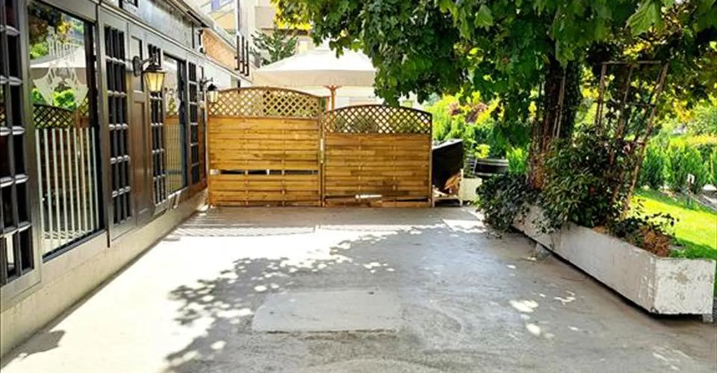 Mixed-use building for rent - Photo 3 of 9