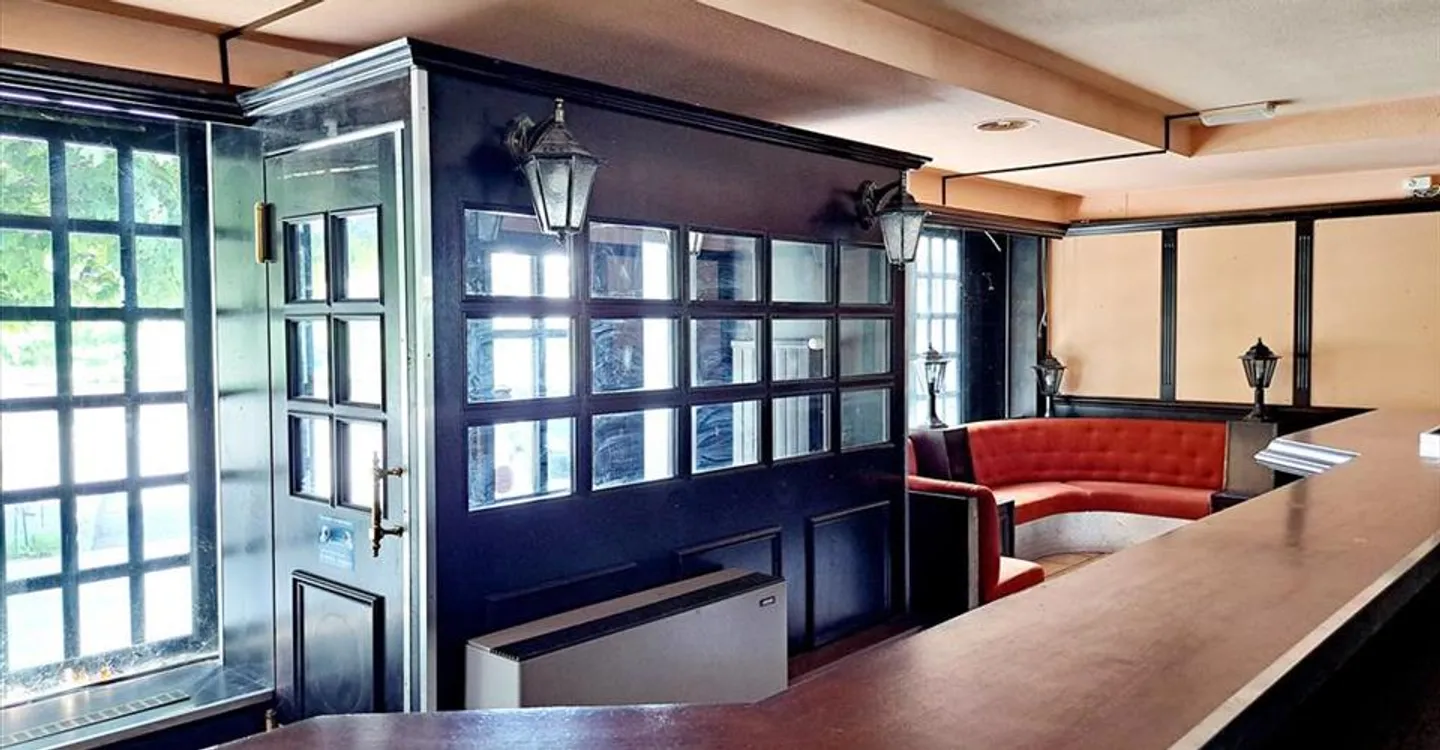 Mixed-use building for rent - Photo 4 of 9