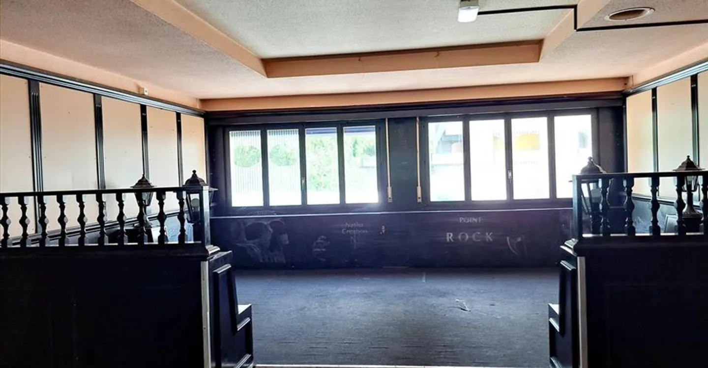 Mixed-use building for rent - Photo 5 of 9