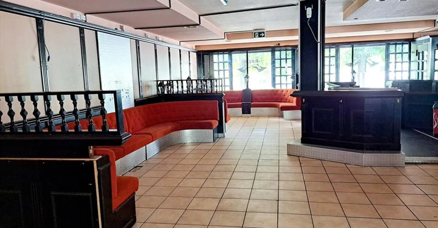 Mixed-use building for rent - Photo 6 of 9