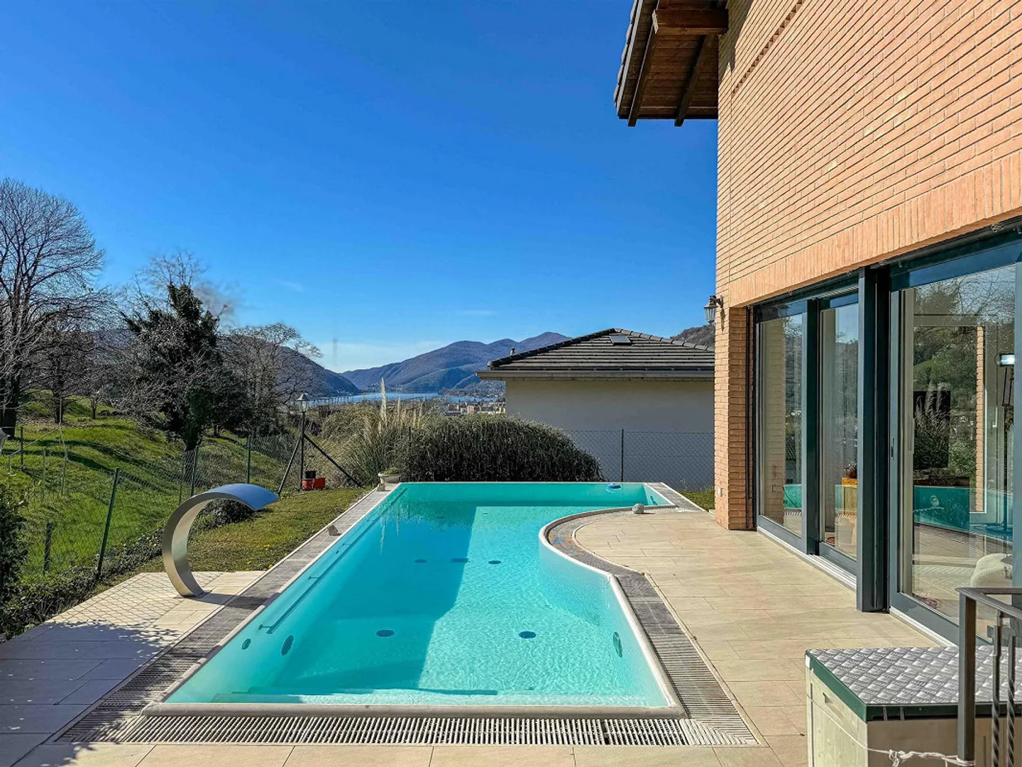 Casa unifamiliare con giardino e piscina a Bioggio - Foto 2 di 10