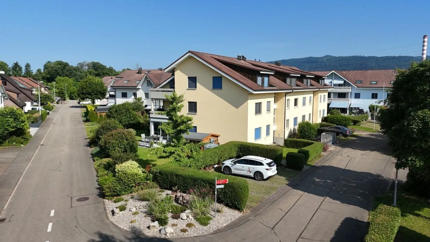 Appartamento 4.5 camere ben curato con balcone, cantina, posto auto in garage e posto auto esterno - Foto 1 di 17