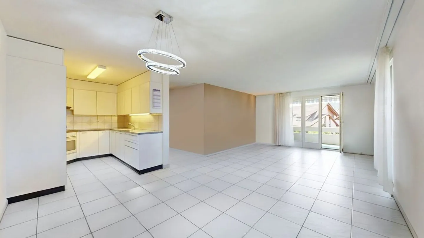 Appartamento 4.5 camere ben curato con balcone, cantina, posto auto in garage e posto auto esterno - Foto 2 di 17