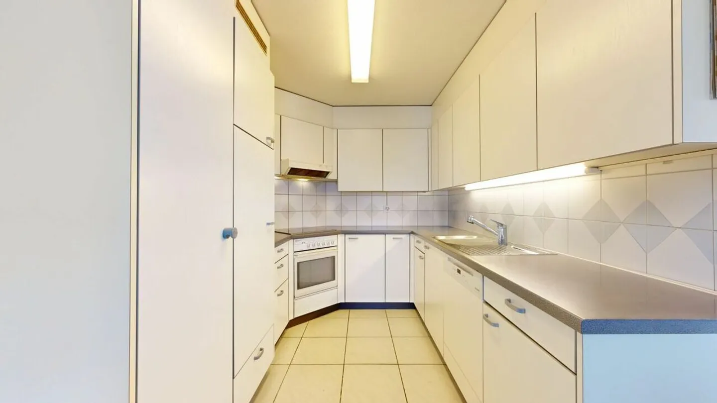 Appartamento 4.5 camere ben curato con balcone, cantina, posto auto in garage e posto auto esterno - Foto 5 di 17