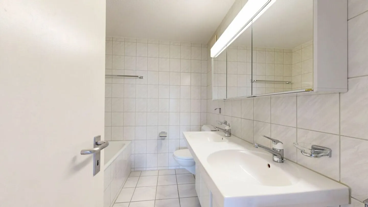 Appartamento 4.5 camere ben curato con balcone, cantina, posto auto in garage e posto auto esterno - Foto 8 di 17