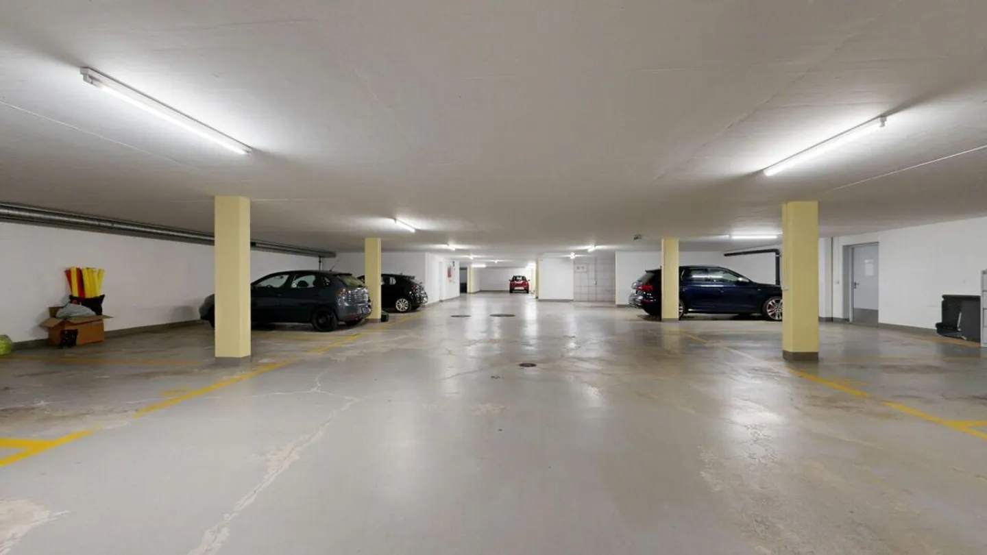 Appartamento 4.5 camere ben curato con balcone, cantina, posto auto in garage e posto auto esterno - Foto 12 di 17