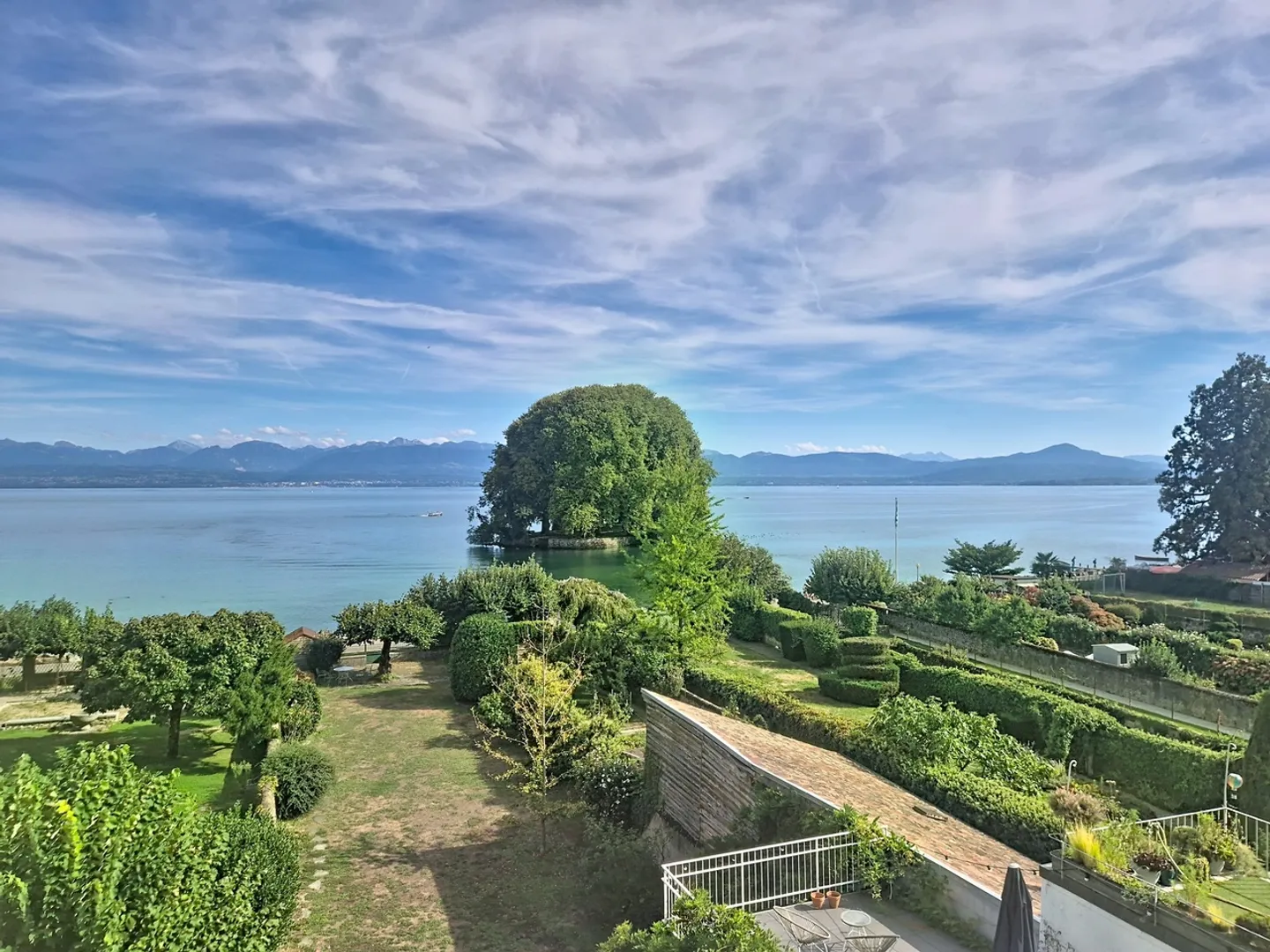 In the heart of Rolle, penthouse with balcony and breathtaking view of the lake - Photo 1 of 11