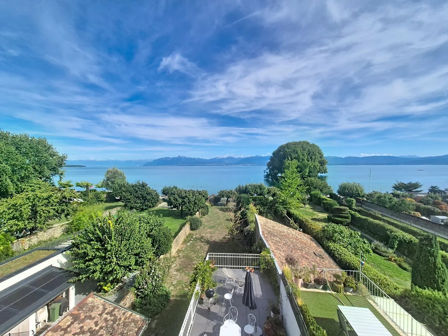 In the heart of Rolle, penthouse with balcony and breathtaking view of the lake - Photo 4 of 11