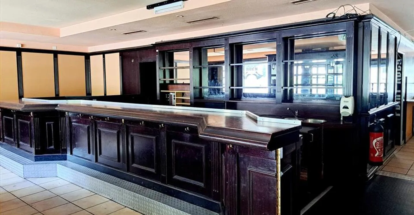 Mixed-use building for rent - Photo 7 of 9