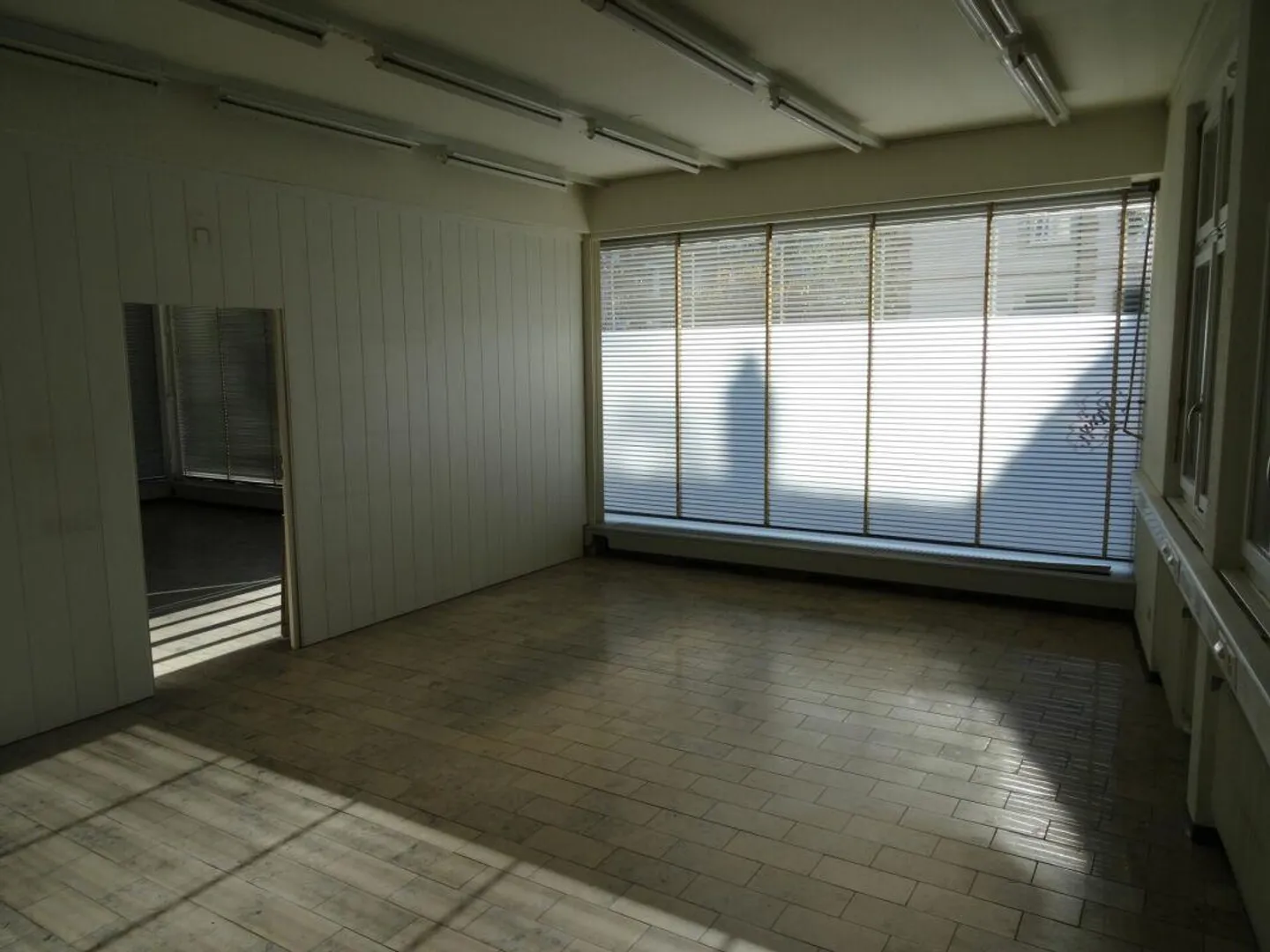 Spazio commerciale con aree di vendita al piano terra + magazzino 500 m2 - Foto 3 di 4