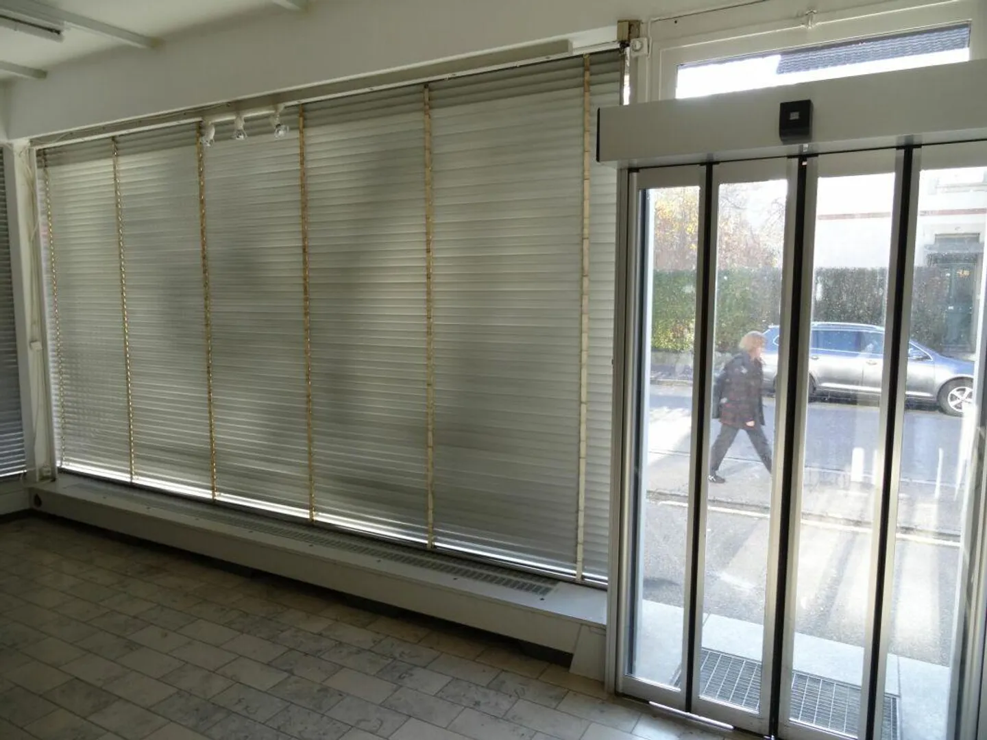 Spazio commerciale con aree di vendita al piano terra + magazzino 500 m2 - Foto 4 di 4