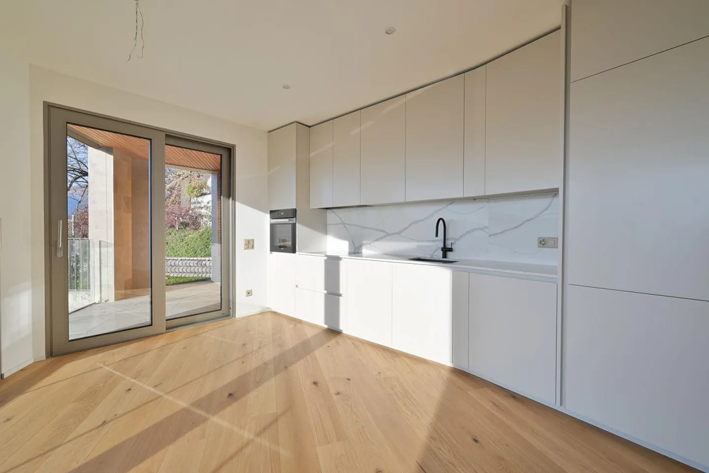 Exklusive 2,5-Zimmer-Wohnung in panoramischer Lage mit Schwimmbad - Foto 7 von 14
