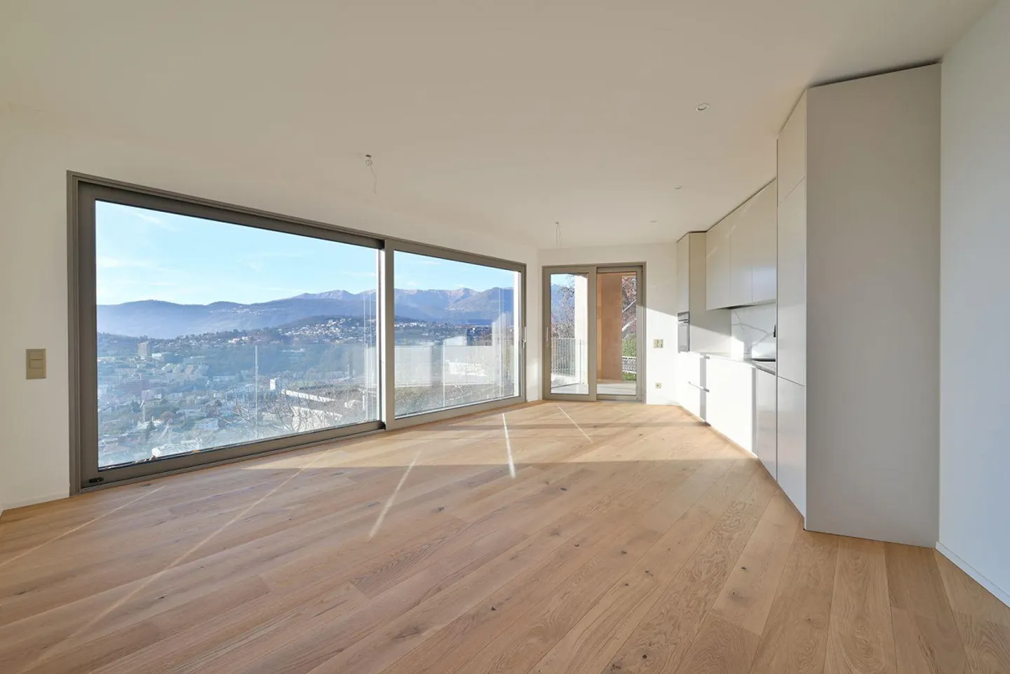 Exklusive 2,5-Zimmer-Wohnung in panoramischer Lage mit Schwimmbad - Foto 8 von 14