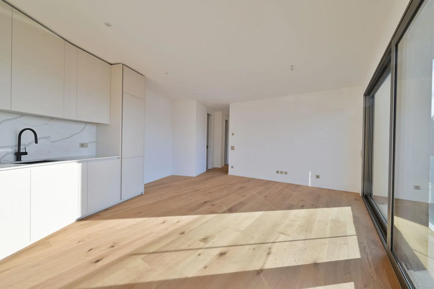 Exklusive 2,5-Zimmer-Wohnung in panoramischer Lage mit Schwimmbad - Foto 9 von 14