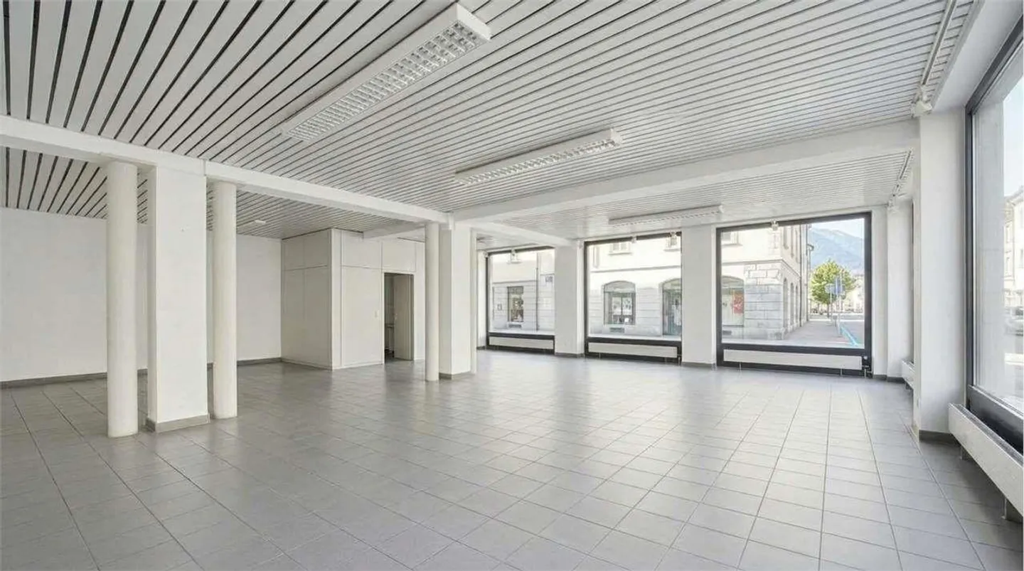 Commercial space with excellent visibility in the heart of Bellinzona - Photo 1 of 6