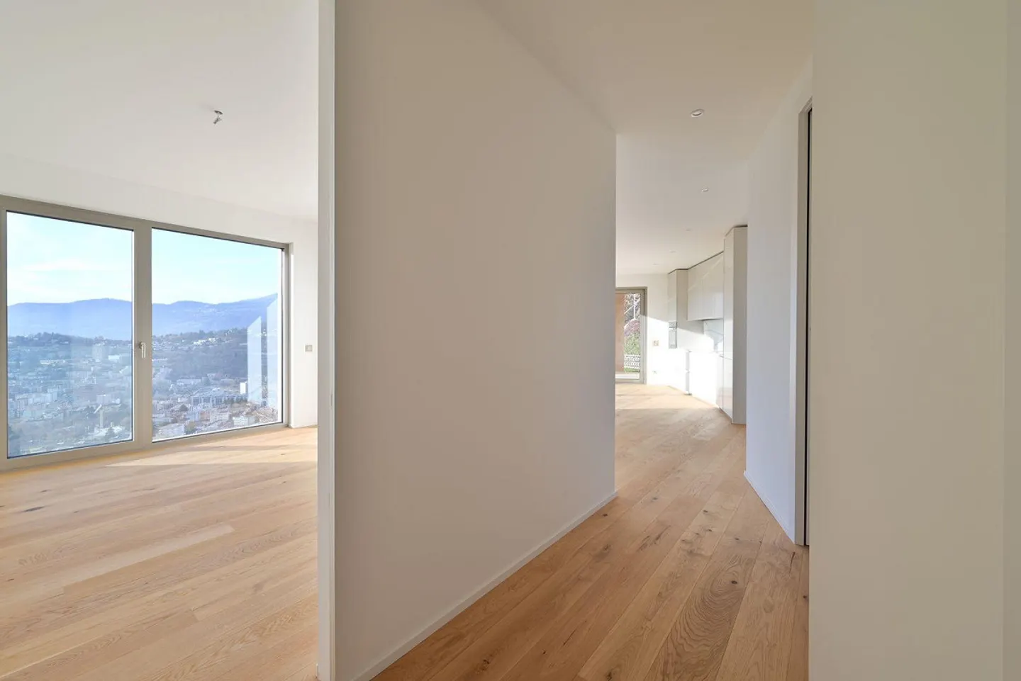 Exklusive 2,5-Zimmer-Wohnung in panoramischer Lage mit Schwimmbad - Foto 10 von 14