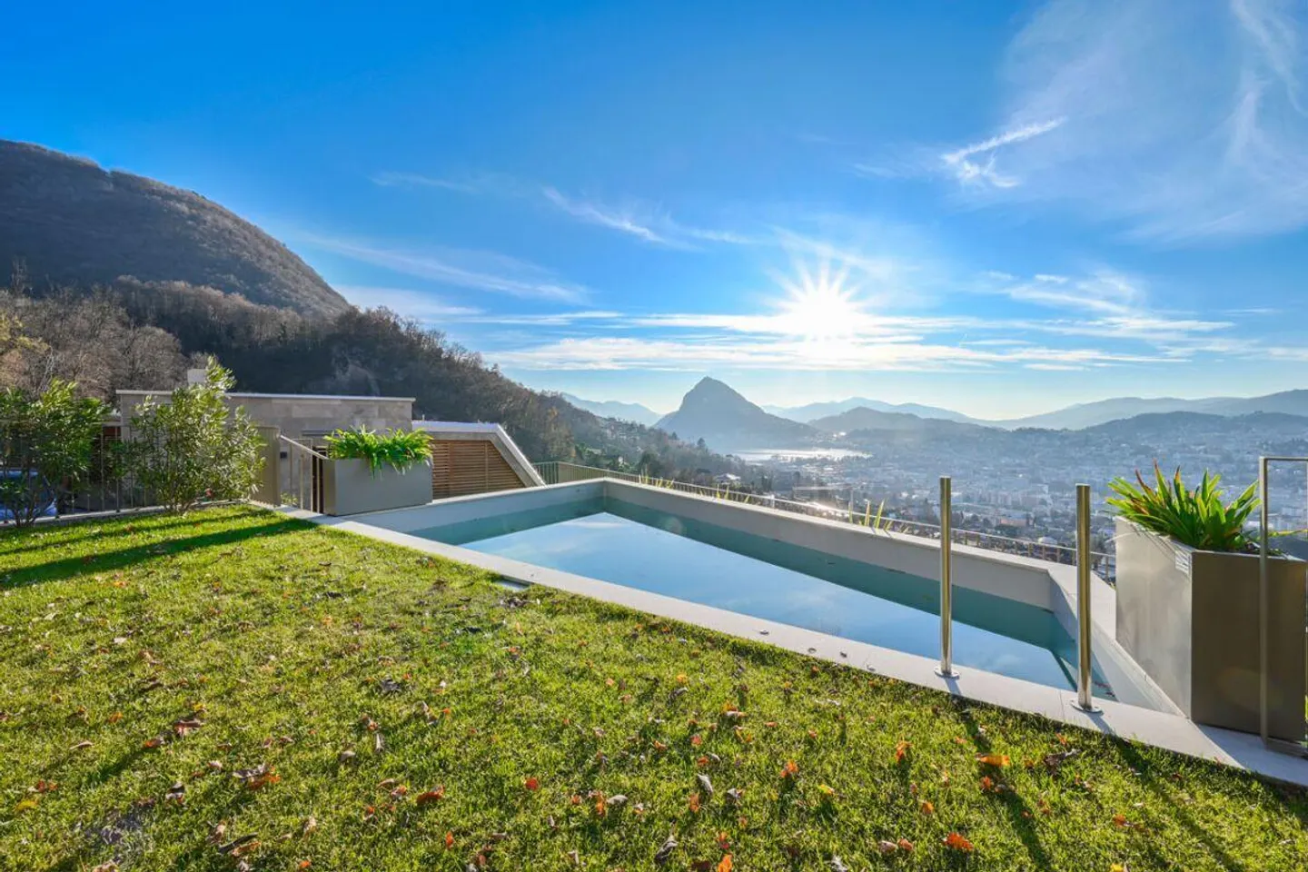 Exklusive 2,5-Zimmer-Wohnung in panoramischer Lage mit Schwimmbad - Foto 4 von 14