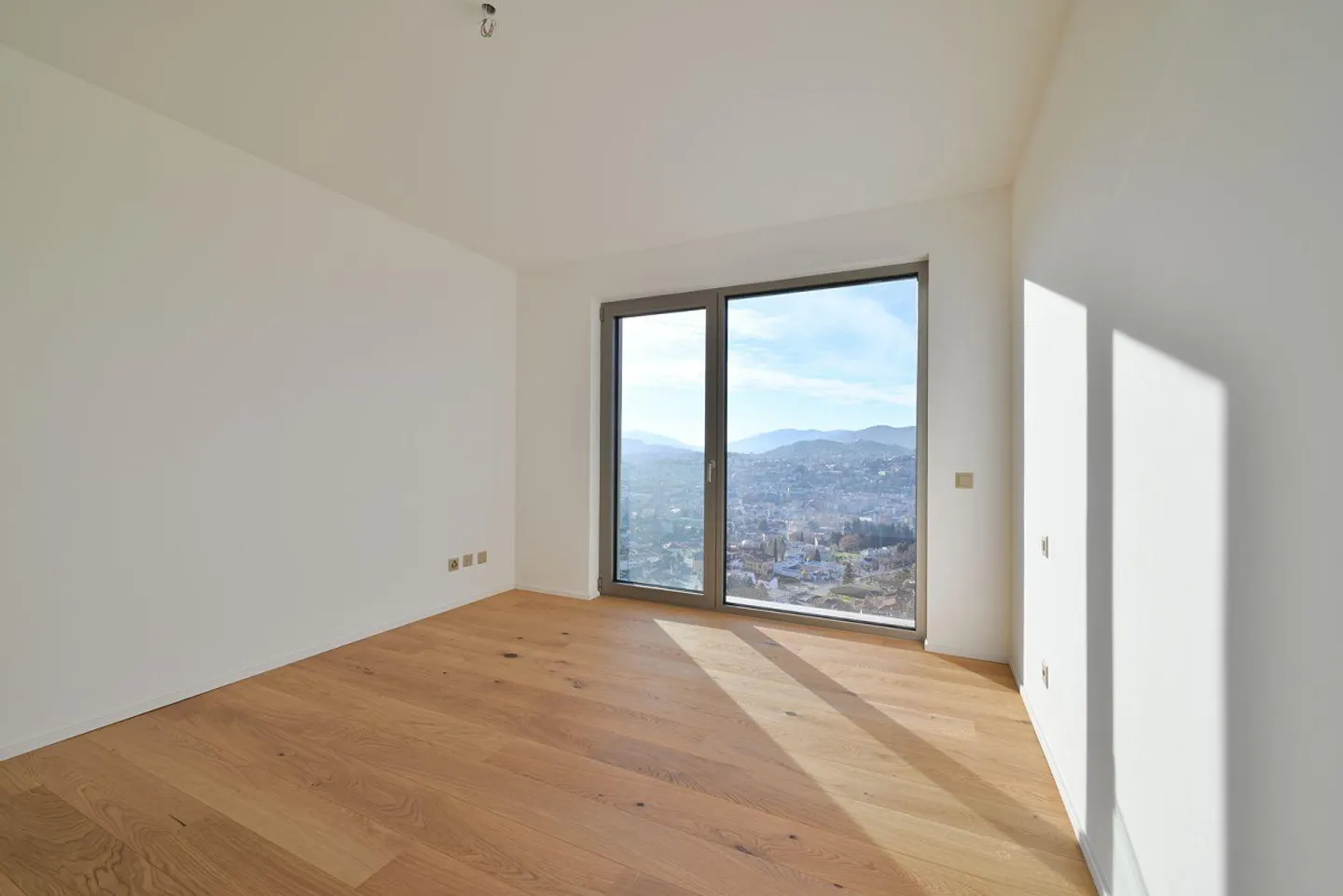 Exklusive 2,5-Zimmer-Wohnung in panoramischer Lage mit Schwimmbad - Foto 11 von 14