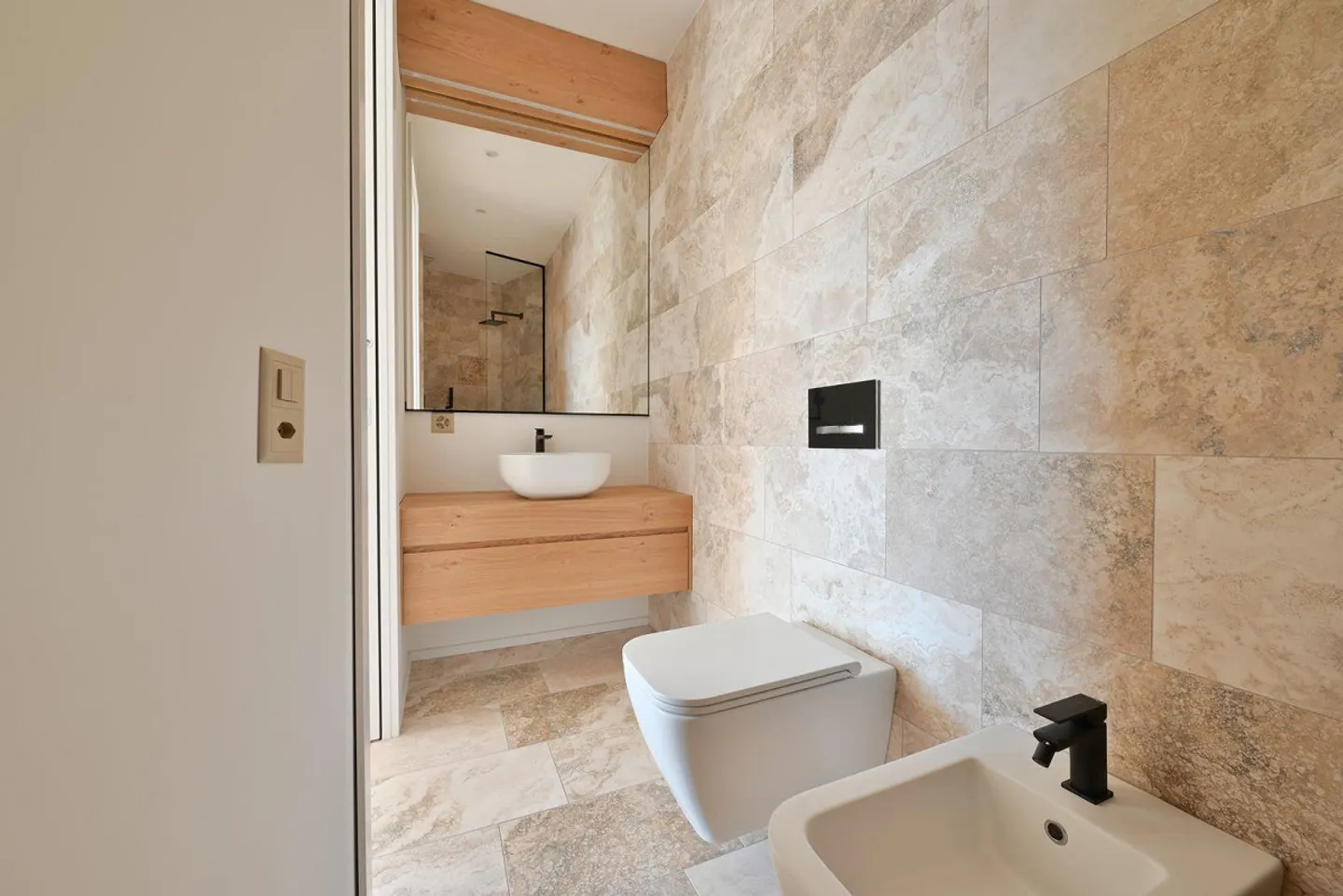 Exklusive 2,5-Zimmer-Wohnung in panoramischer Lage mit Schwimmbad - Foto 12 von 14