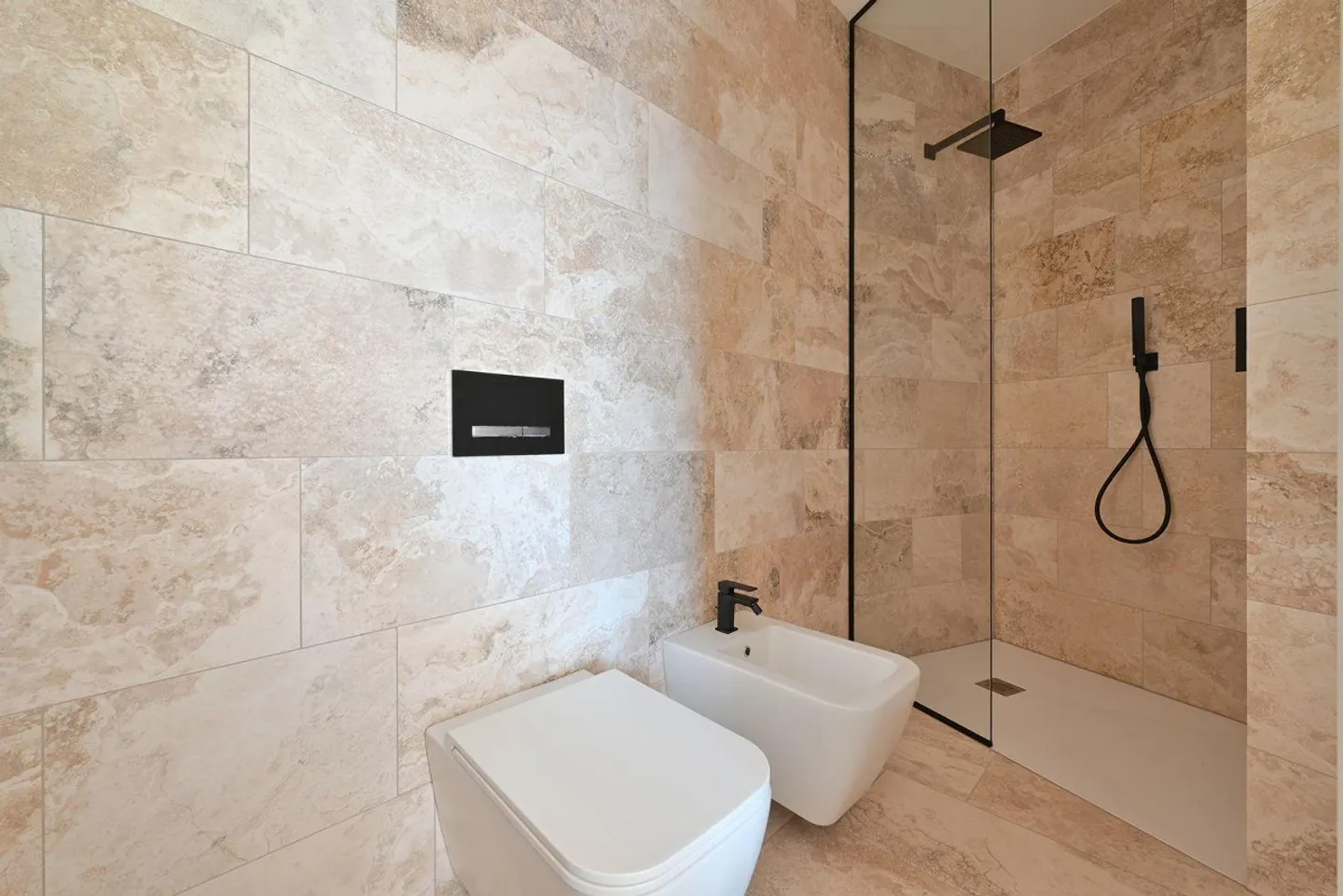 Exklusive 2,5-Zimmer-Wohnung in panoramischer Lage mit Schwimmbad - Foto 13 von 14