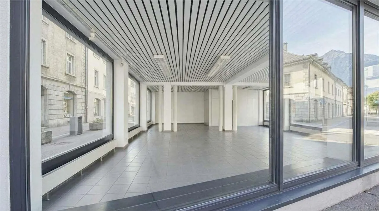 Commercial space with excellent visibility in the heart of Bellinzona - Photo 2 of 6