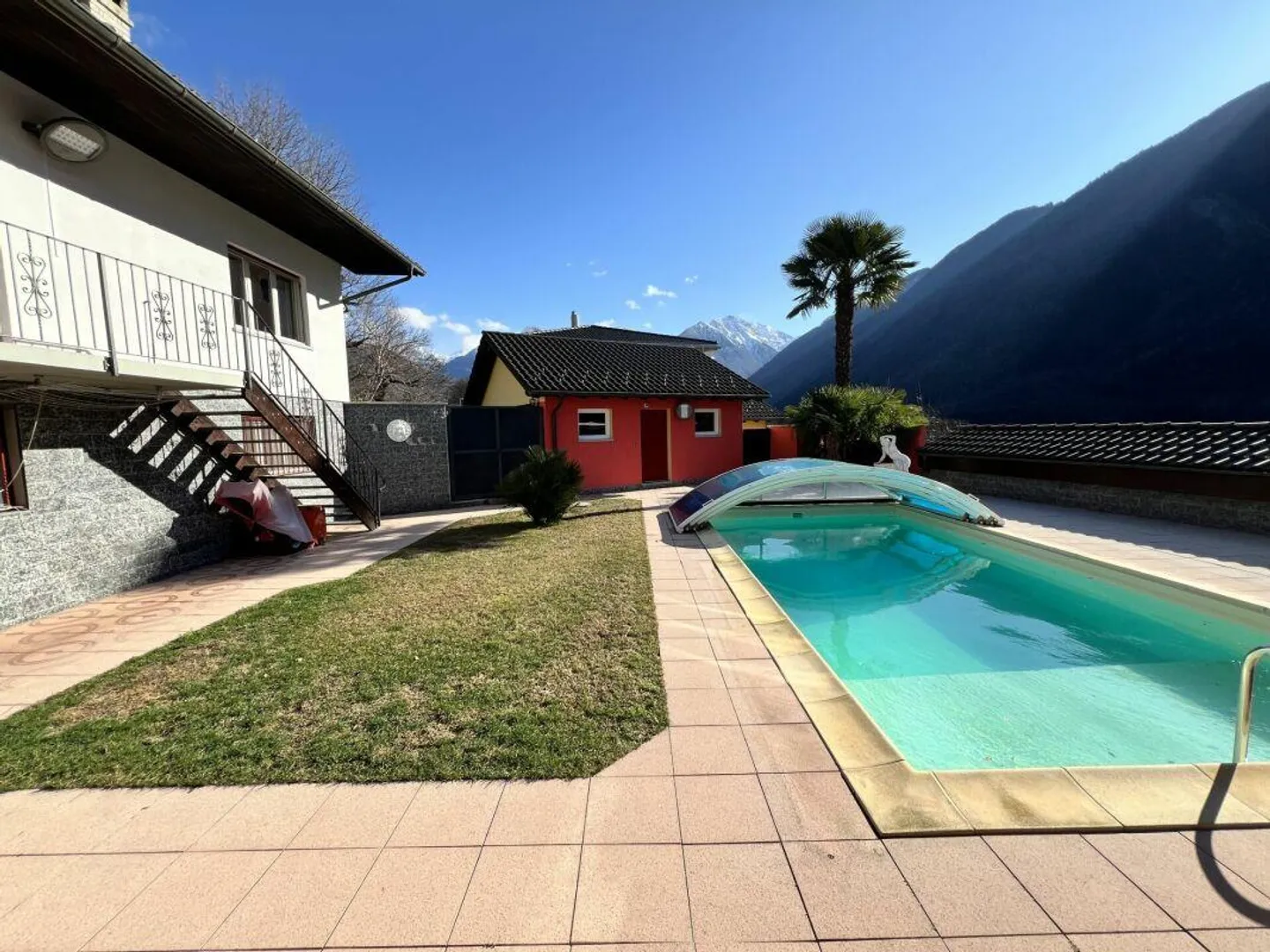 Prestigiosa villa bifamiliare con piscina, dépendance e officina - Foto 3 di 25