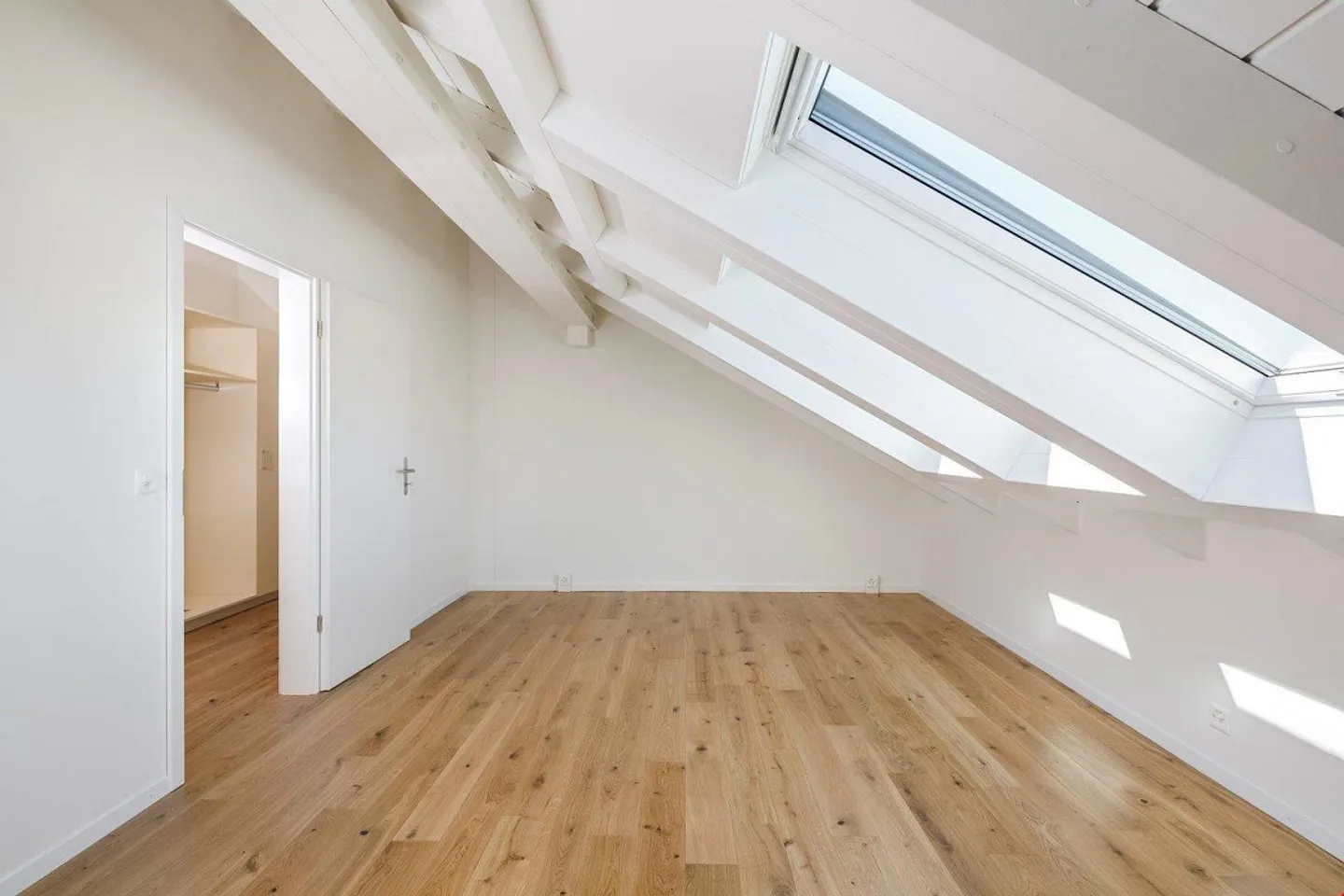 Moderno appartamento mansardato di 2½ locali con molta luce e fascino a Worb - Foto 3 di 9