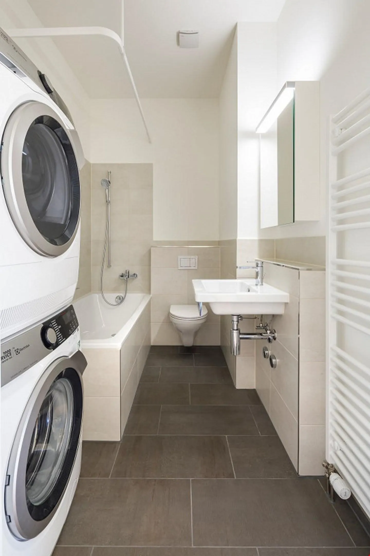 Moderno appartamento mansardato di 2½ locali con molta luce e fascino a Worb - Foto 4 di 9