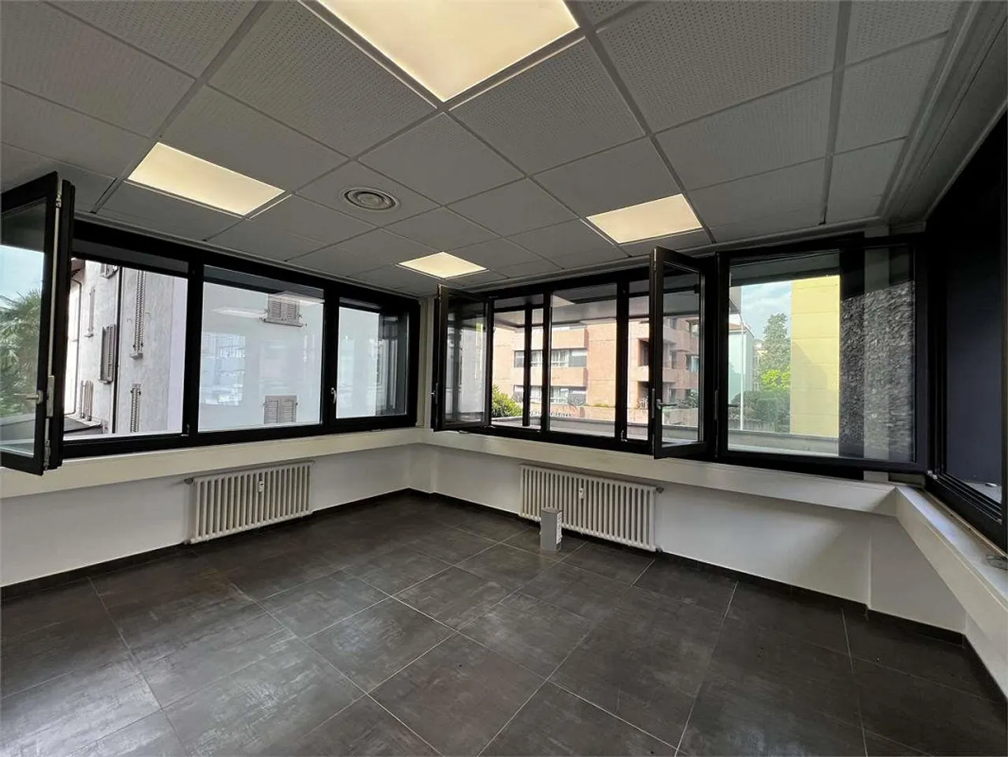 Réf. 2683 Bureau duplex à louer, zone Parco Ciani - Photo 2 sur 10