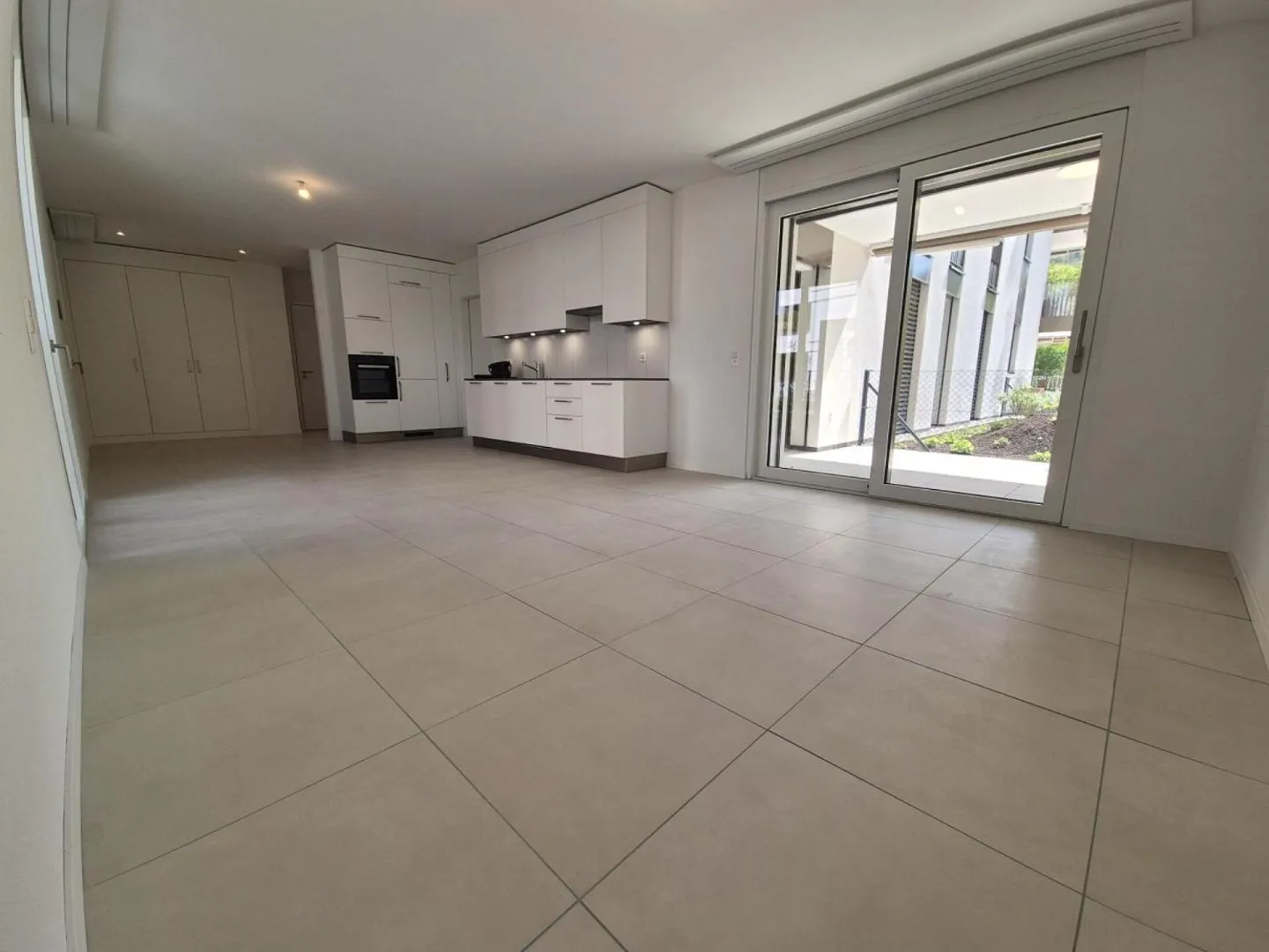 Appartement moderne avec terrasse - Photo 2 sur 8