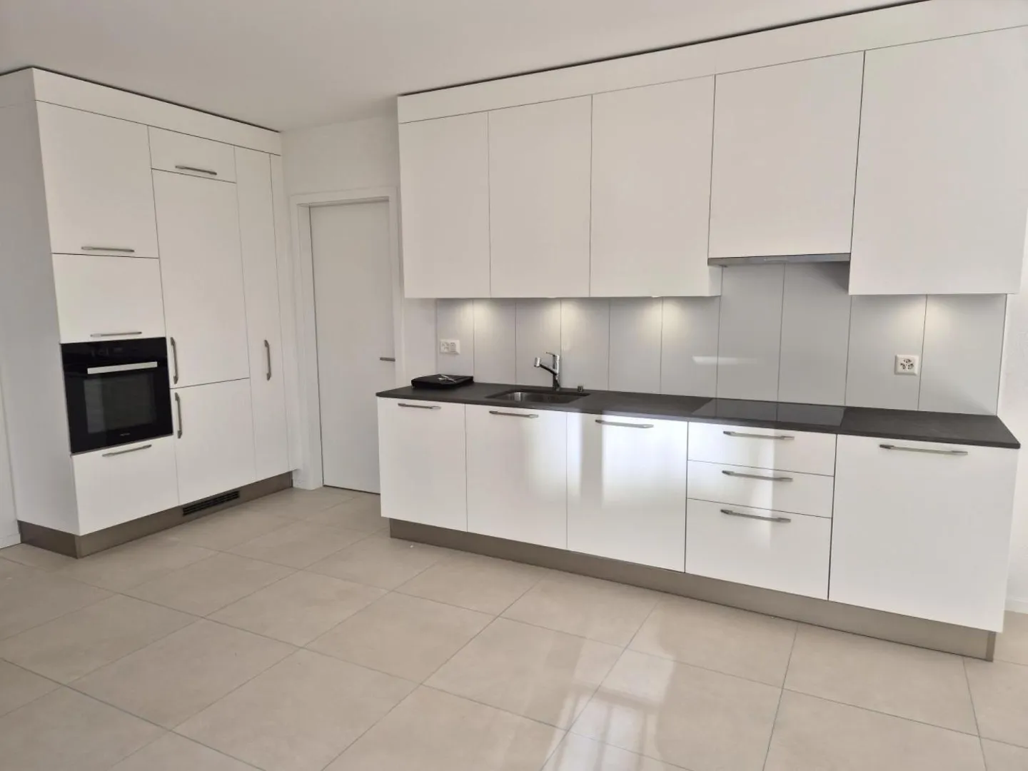 Appartement moderne avec terrasse - Photo 3 sur 8