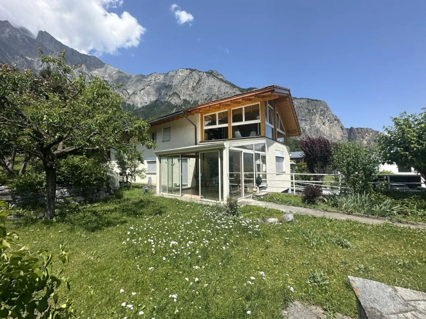 Casa con due appartamenti a Chamoson - Foto 1 di 19