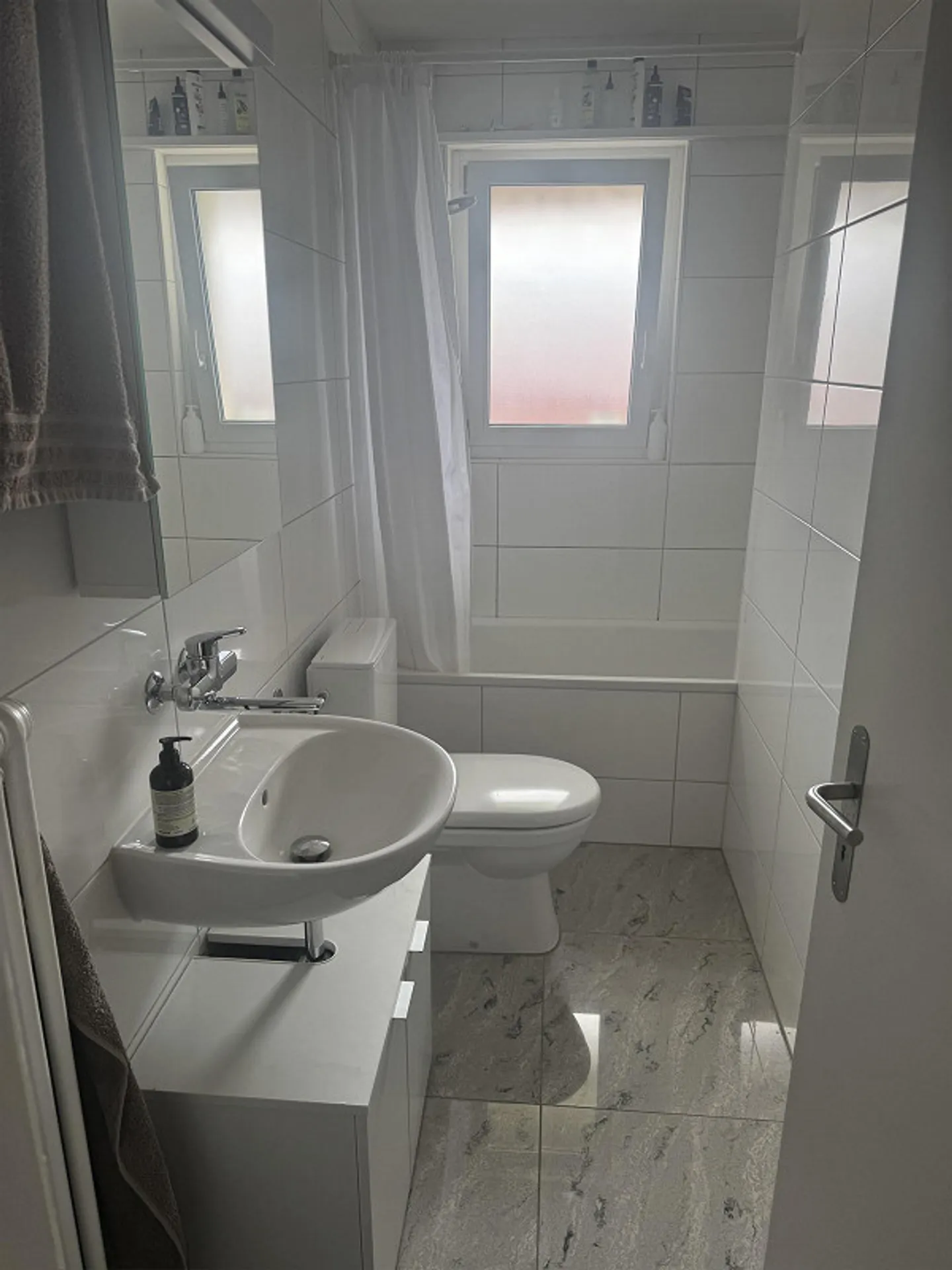 Moderno appartamento con 3 camere e balcone a Murten - Foto 7 di 8