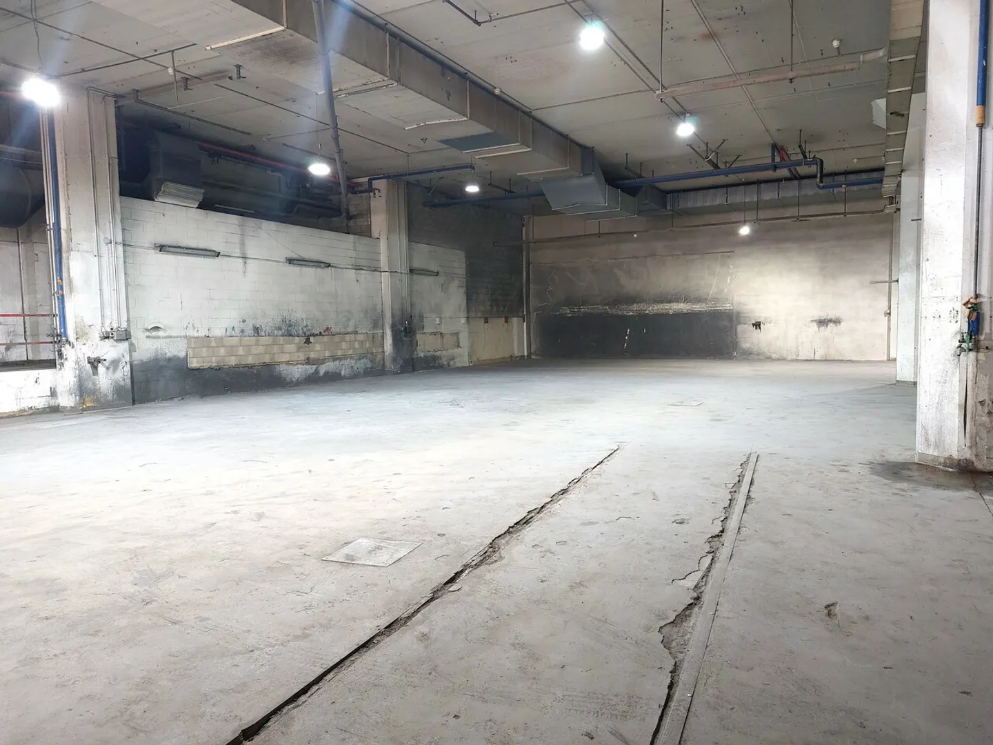 Atelier à louer - Photo 3 sur 4