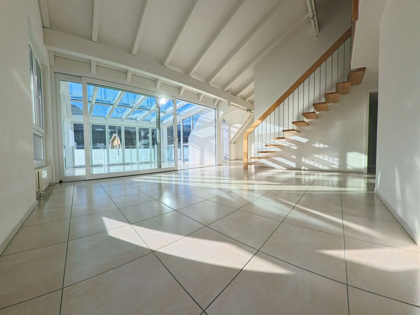 Vivere centralmente sopra i tetti: Maisonette elegante di 5,5 stanze per famiglie - Foto 1 di 14