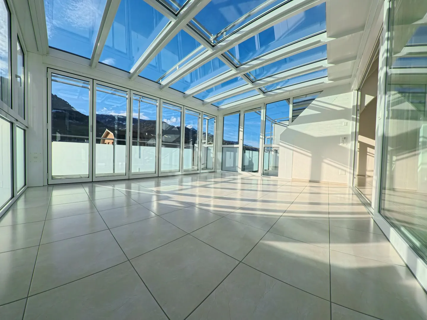 Vivere centralmente sopra i tetti: Maisonette elegante di 5,5 stanze per famiglie - Foto 2 di 14