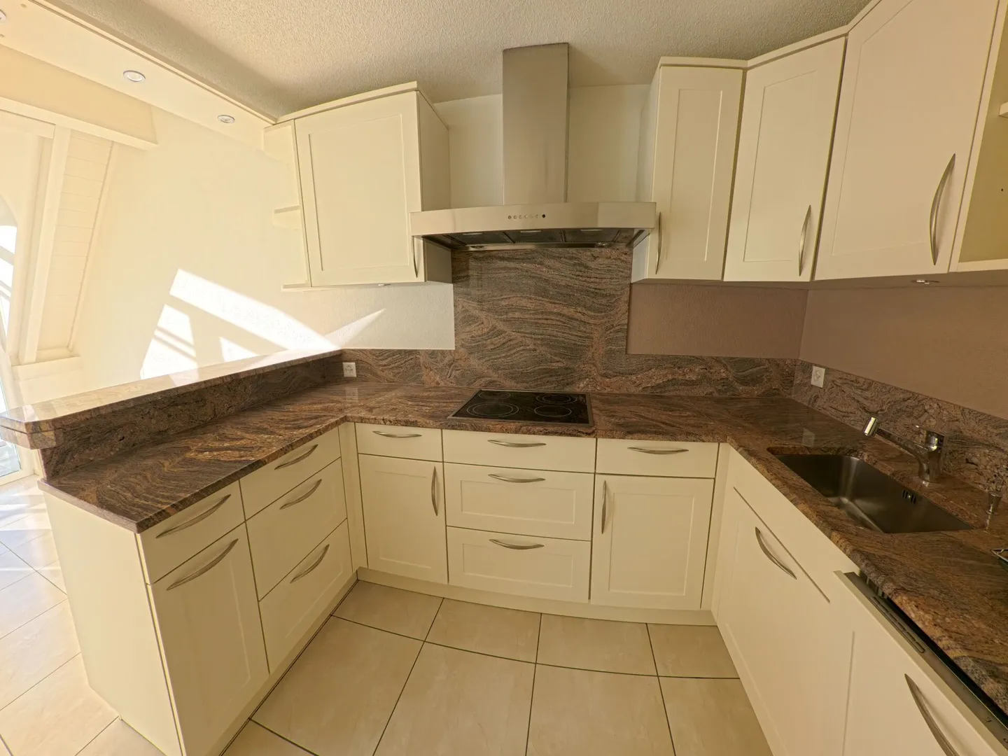 Vivere centralmente sopra i tetti: Maisonette elegante di 5,5 stanze per famiglie - Foto 3 di 14