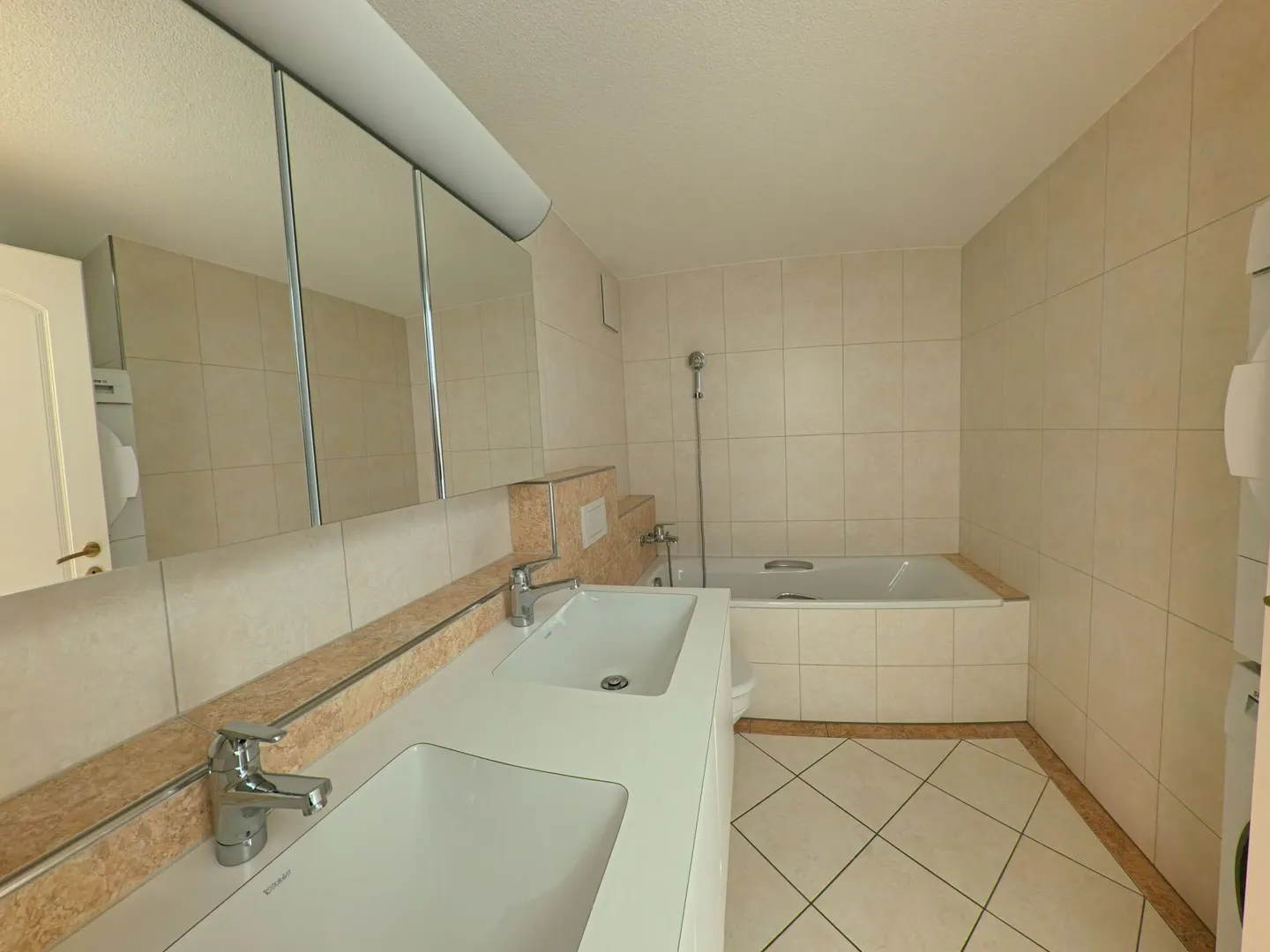 Vivere centralmente sopra i tetti: Maisonette elegante di 5,5 stanze per famiglie - Foto 6 di 14