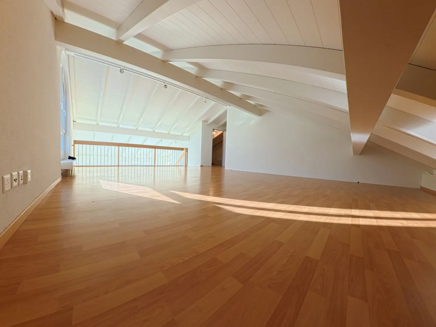 Vivere centralmente sopra i tetti: Maisonette elegante di 5,5 stanze per famiglie - Foto 4 di 14