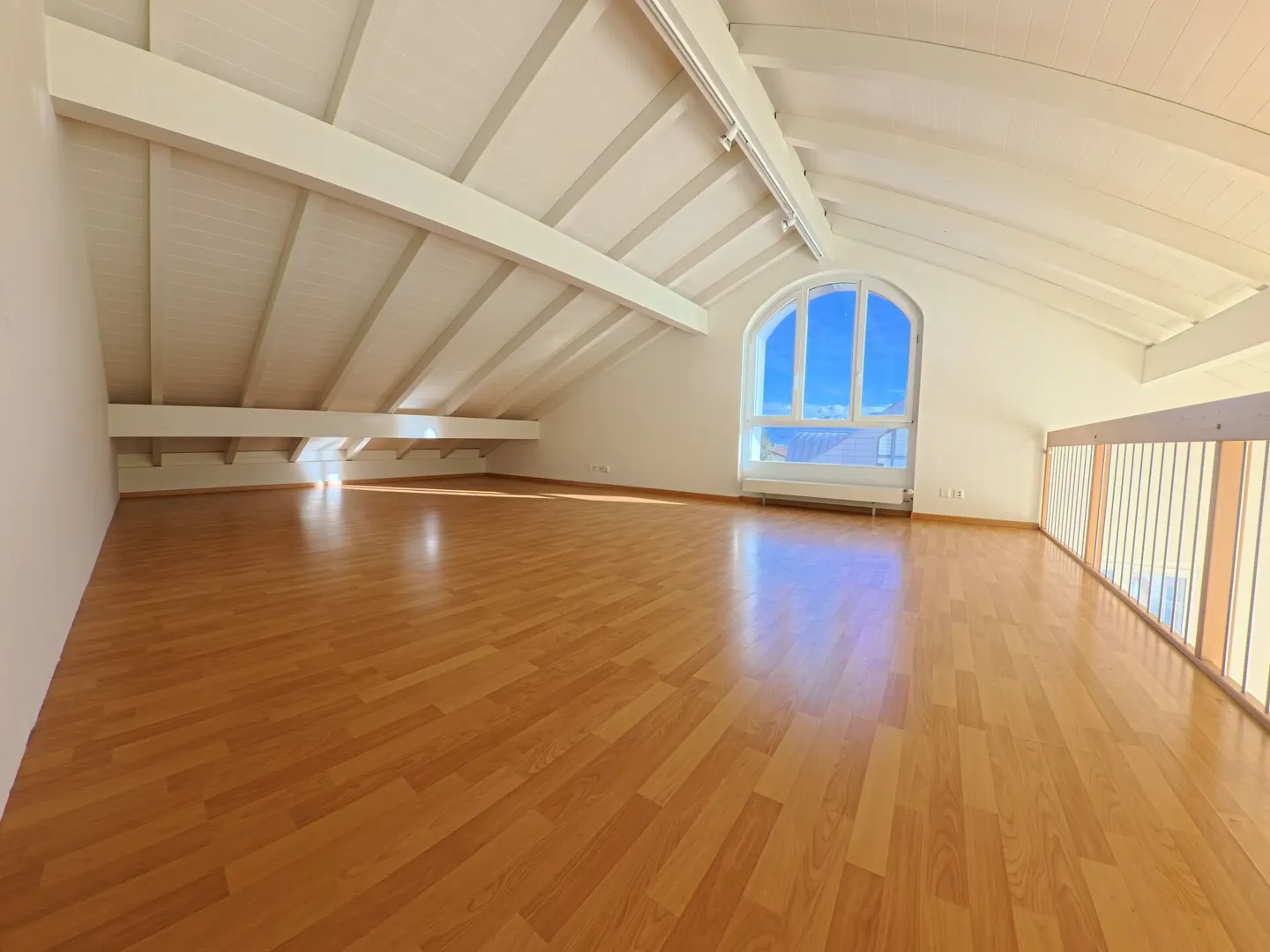 Vivere centralmente sopra i tetti: Maisonette elegante di 5,5 stanze per famiglie - Foto 5 di 14