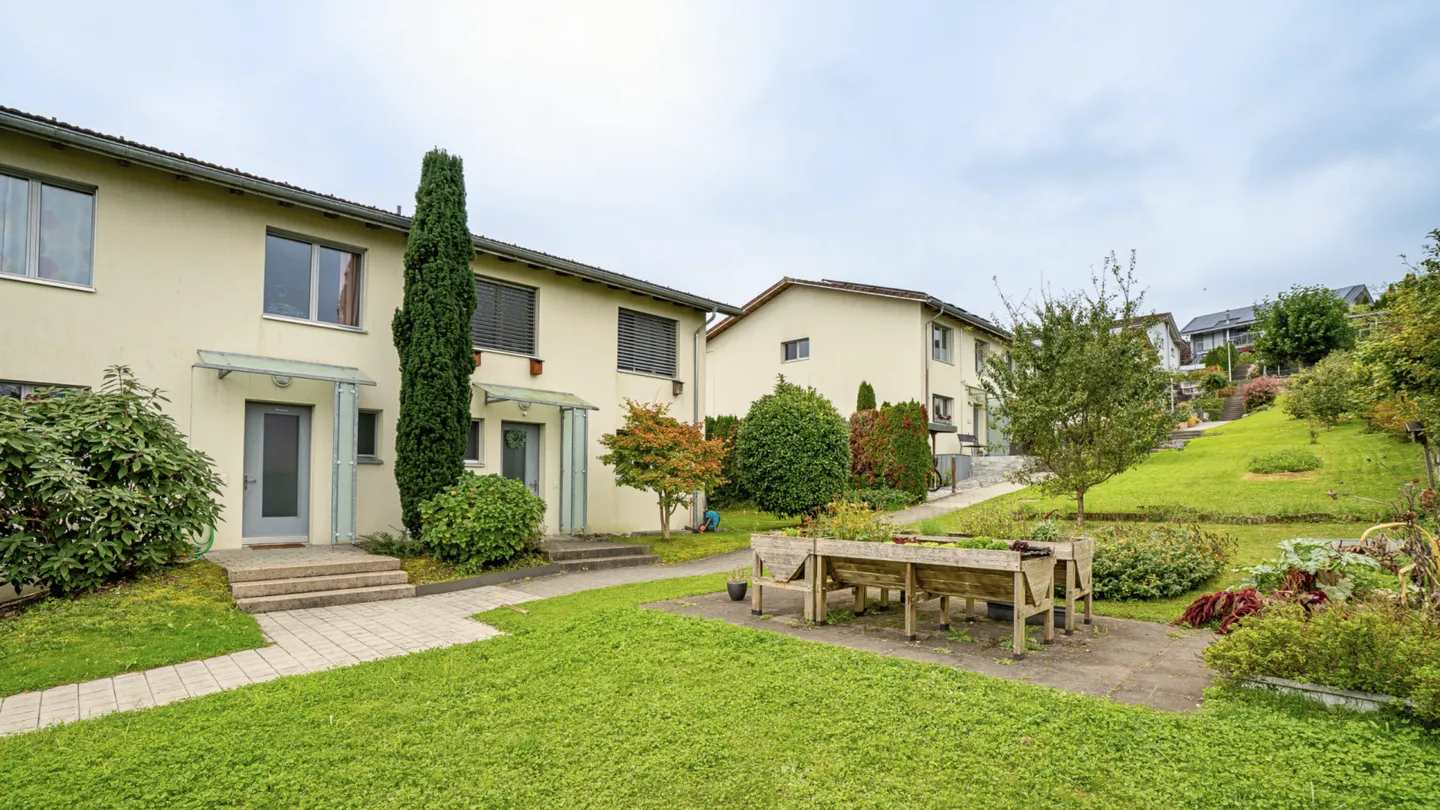 Casa bifamiliare di 6,5 stanze in una posizione adatta alle famiglie - Foto 2 di 13