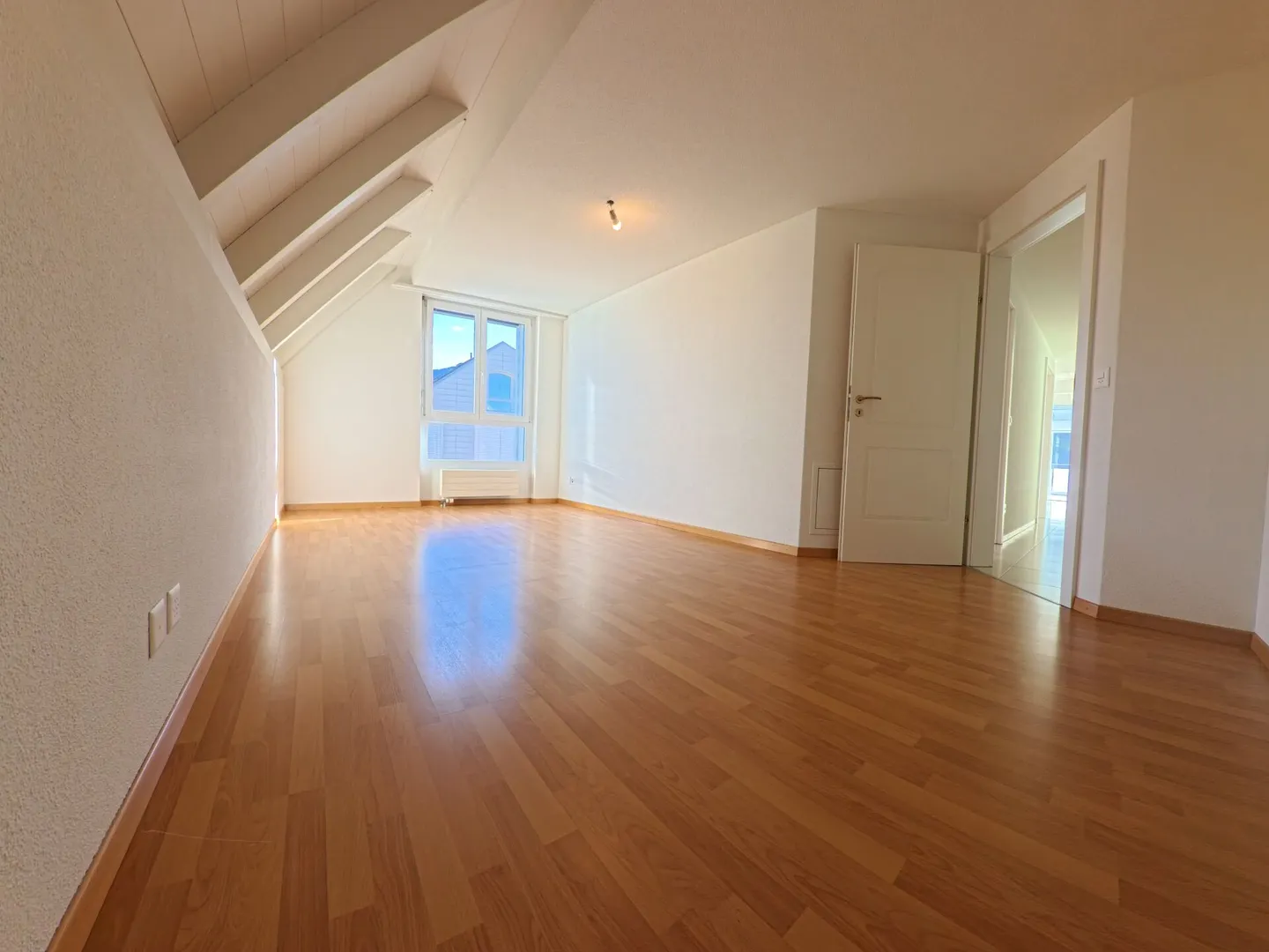 Vivere centralmente sopra i tetti: Maisonette elegante di 5,5 stanze per famiglie - Foto 10 di 14